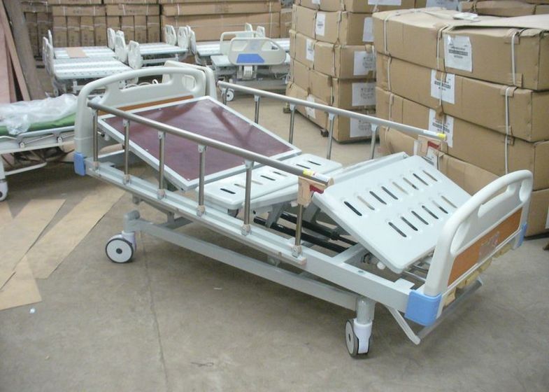 Cztery przeciwciężarowe rękojeści ze szpitalnym łóżkiem ICU z funkcją CPR