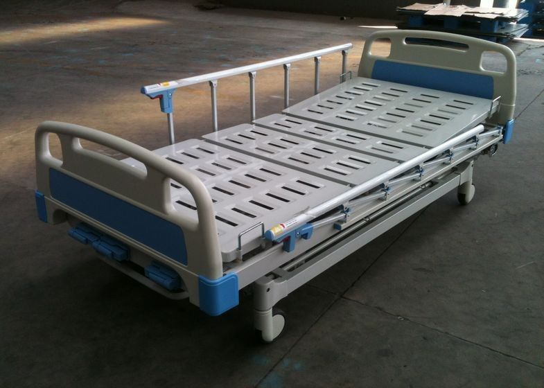 Cztery przeciwciężarowe rękojeści ze szpitalnym łóżkiem ICU z funkcją CPR
